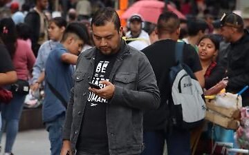 Data / Prefieren dejarlo todo antes que el celular