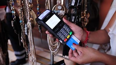 “Me pregunto si el servicio es seguro”: adultos mayores desconfían de la banca digital