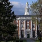 Trump arremete de nuevo contra Harvard: demanda a la universidad por discriminación