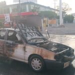 Auto se consume en llamas sobre Paseo Cuauhnáhuac; colapsa el tráfico en Jiutepec