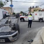Vuelca su automóvil por atender el celular en Cuautla