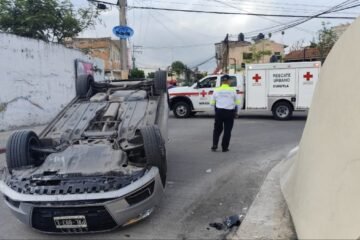 Vuelca su automóvil por atender el celular en Cuautla