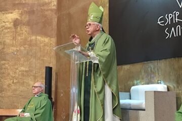 «Dios no te define por tus errores»: El fuerte llamado del obispo Ramón Castro