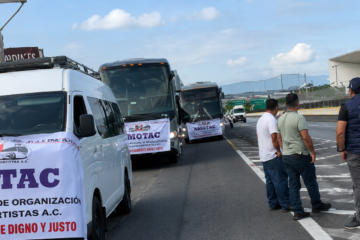 Bloqueo de transportistas colapsa la autopista Cuernavaca-Acapulco y desata el caos vial
