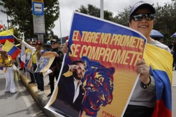 Campaña de De la Espriella sale a la calle vestida con la camiseta de selección colombiana