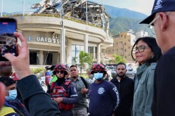 «Fuera, fuera», gritan residentes a Delcy Rodríguez en zona afectada por terremotos en Venezuela