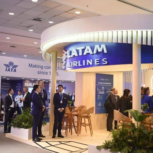 Elevado costo de combustible provocará quiebras y consolidación de aerolíneas: IATA, líder del sector