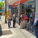 Se le cae la cara de vergüenza: ebrio sujeto tropieza en el centro de Jojutla y termina a golpes con paramédicos
