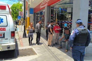 Se le cae la cara de vergüenza: ebrio sujeto tropieza en el centro de Jojutla y termina a golpes con paramédicos