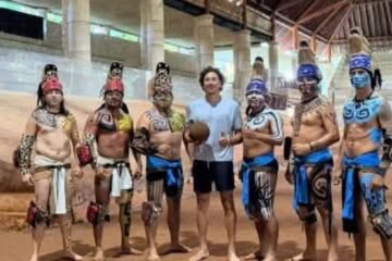 Memo Ochoa cambia los guantes por la cadera: prueba el juego de pelota maya Pok-ta-pok en Xcaret