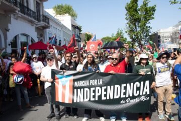 Miles de puertorriqueños reclaman su independencia de EU al ritmo de Bad Bunny y Residente