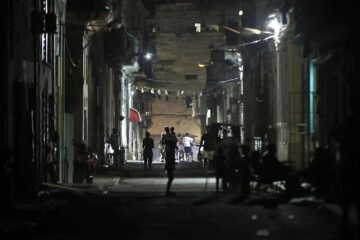 Cuba, sin combustible, restablece progresivamente su red eléctrica tras apagón nacional