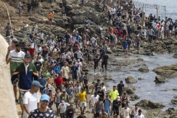 En las últimas horas, Marruecos detiene a 70 personas por incidentes violentos durante la crisis migratoria