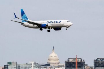 United Airlines enfrenta una demanda por vender como “asientos de ventanilla” lugares sin ventana