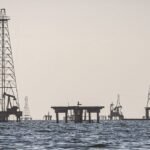 Ataques entre EU e Irán elevan precios del petróleo al cierre de agosto
