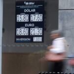 Peso regresa al terreno de 17 unidades por dólar tras comentarios del presidente de la Fed