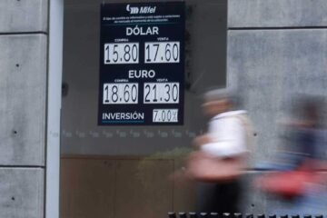Peso regresa al terreno de 17 unidades por dólar tras comentarios del presidente de la Fed