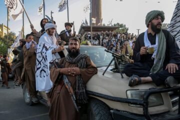 Mujeres, bajo restricciones agobiantes a cinco años del retorno de los talibanes en Afganistán
