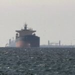 Buque petrolero reporta explosiones en Ormuz, dice agencia marítima