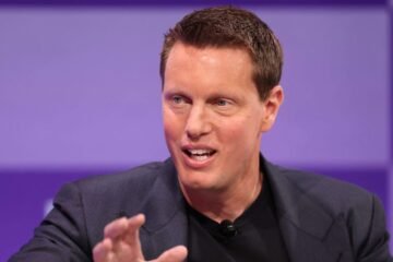 Jefe de Paramount acusa motivos políticos tras la pugna por compra de Warner Bros