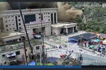 Al menos 16 muertos y 400 sin contacto en Nepal tras inundación en la frontera con China