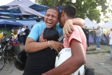 Venezuela libera a más de 130 presos políticos, en medio del diálogo con oposición