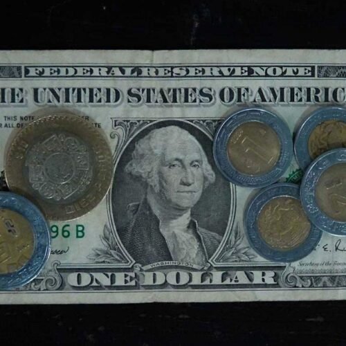 ¿Y el súper peso? Tipo de cambio cotiza cerca de 17.70 unidades por dólar